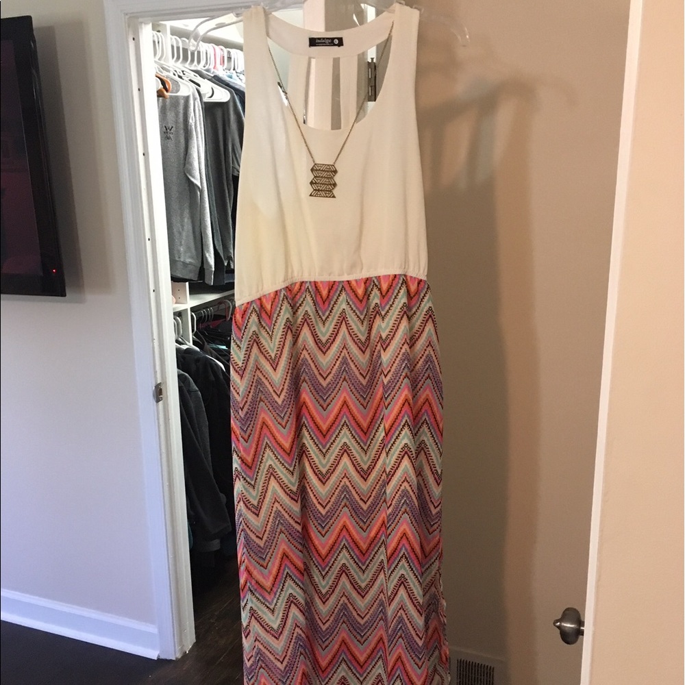 Maxi dress with necklace