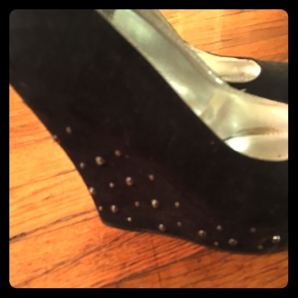 💃🏼💃🏼Studded black wedges💃🏼💃🏼