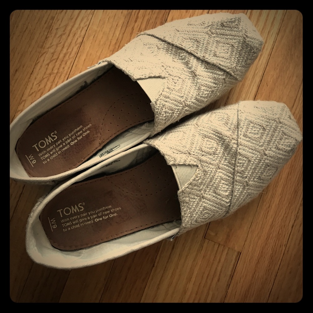 TOMS size 9