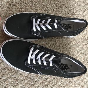 Size 8 NEW women's Vans