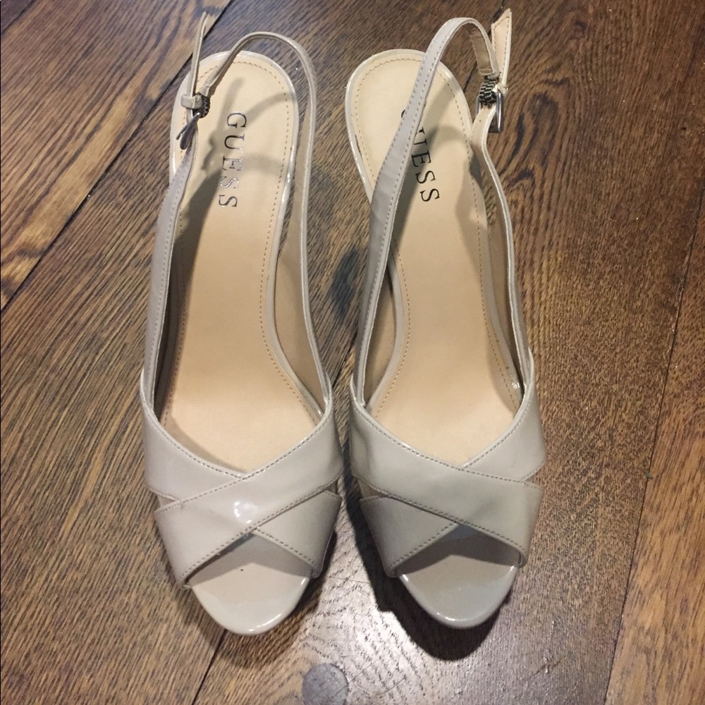 Guess patent leather/cork nude shoe