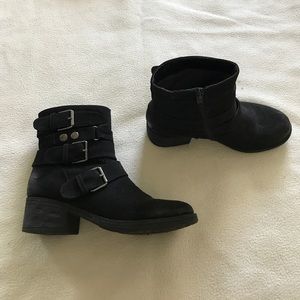 BLACK VELVET BOOTS WITH BUCKLES