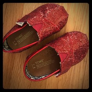 Ruby Red Sparkle Tiny TOMS, size 4