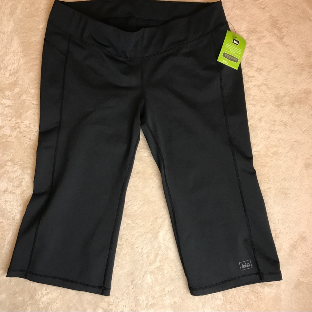 REI women's black cropped sport capris.Large