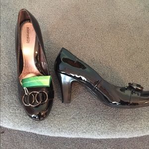 Patent leather heel shoes