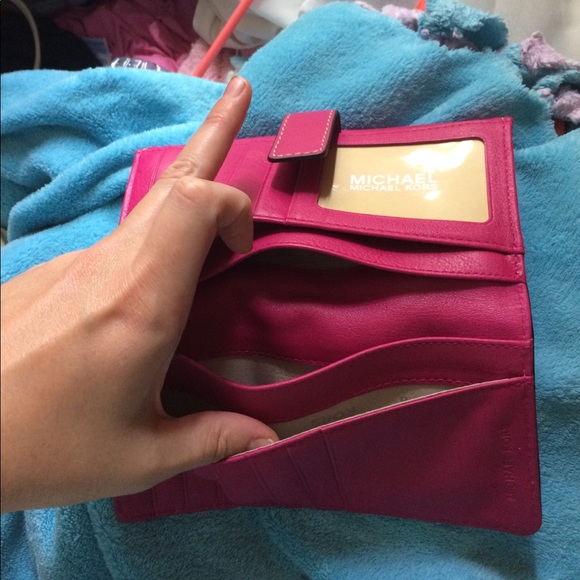 Amazon.com: Michael Kors Jet Set Travel Medium Bifold Zip  Michael Kors Wallet