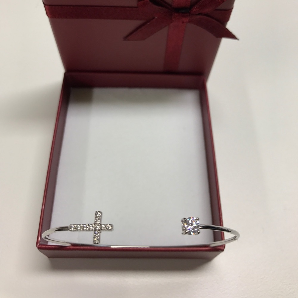 Women's bangle bracelet cross and single C.Z - Picture 2 of 4