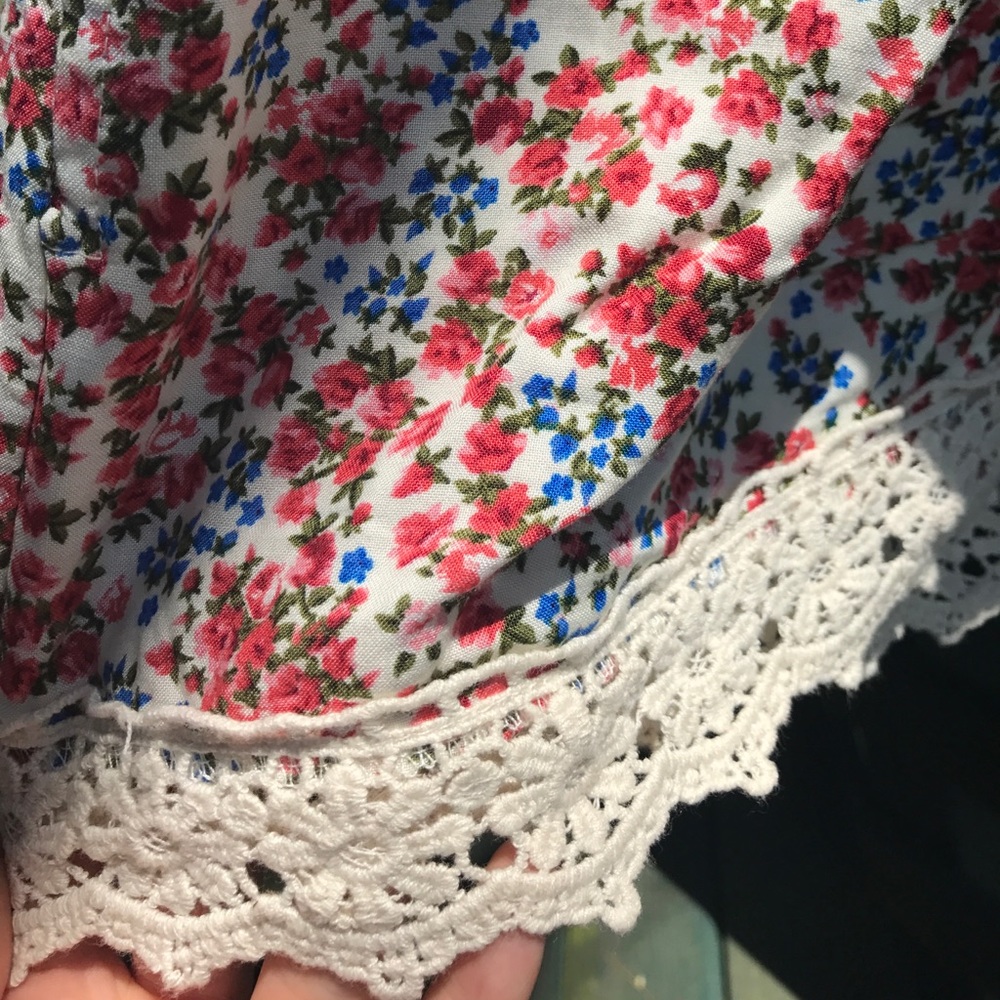 Floral and lace shorts - Picture 3 of 3