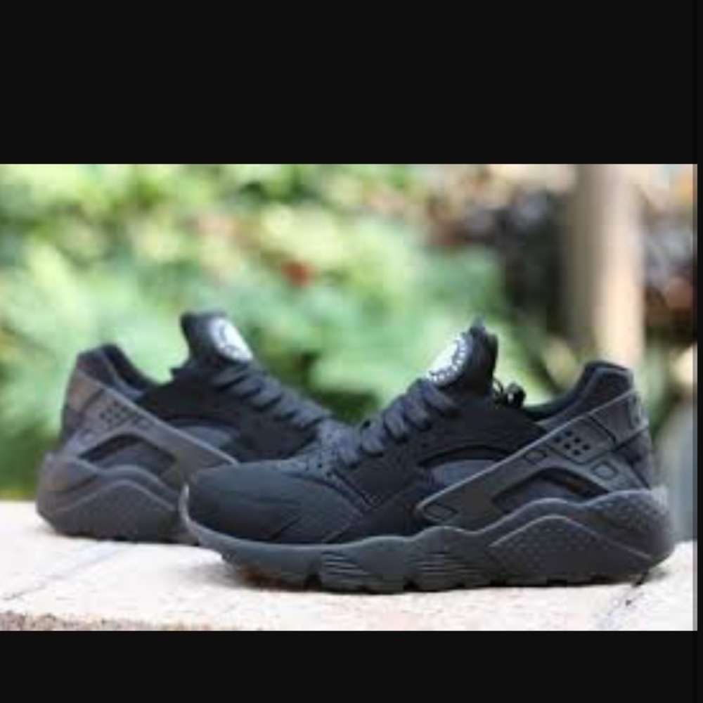 Black nikes huaraches