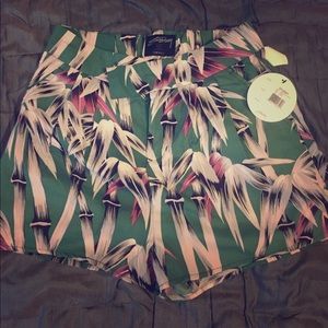 Stussy high waisted print shorts!