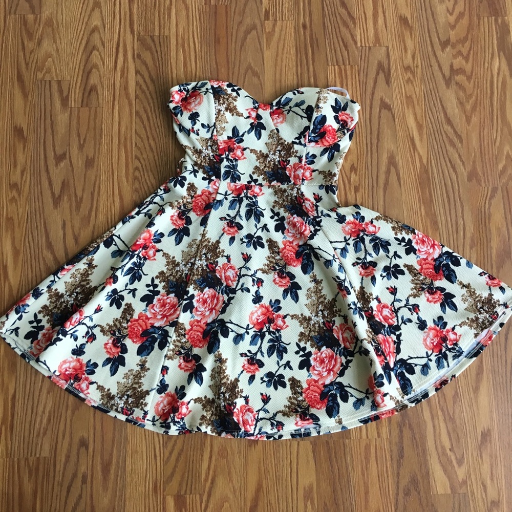 NWT M sleeveless Floral Dress