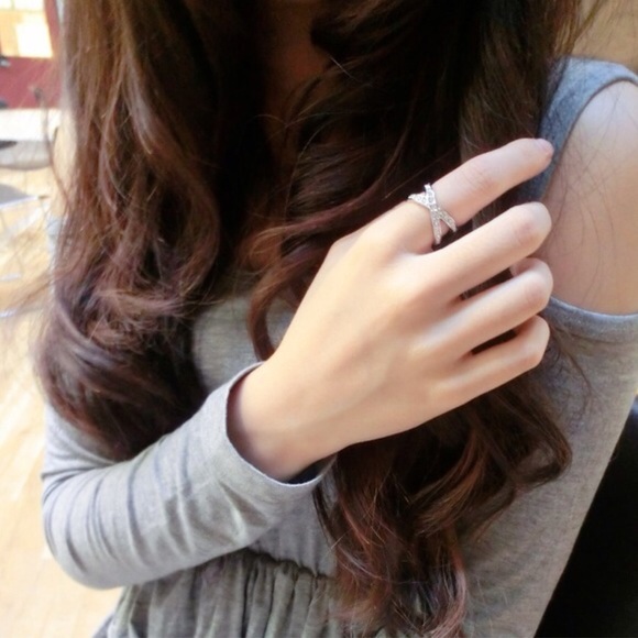 MOVING SALE Italina racerback crystal ring - Picture 2 of 4