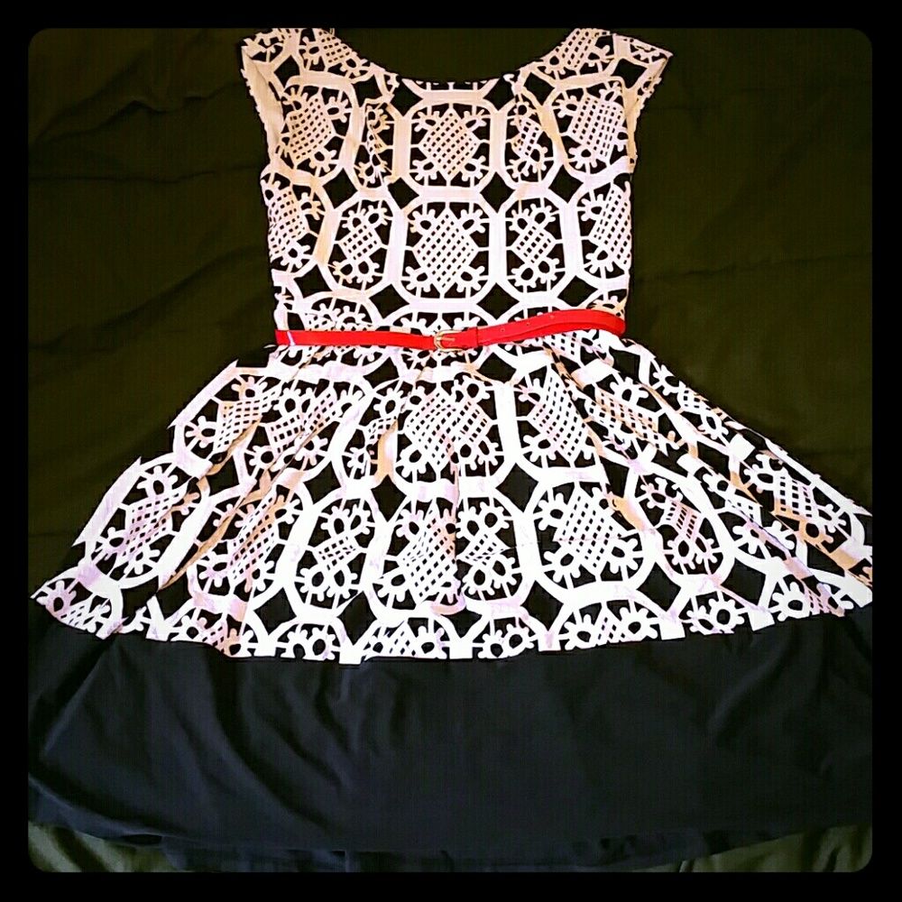 Black and white sleeveless dress