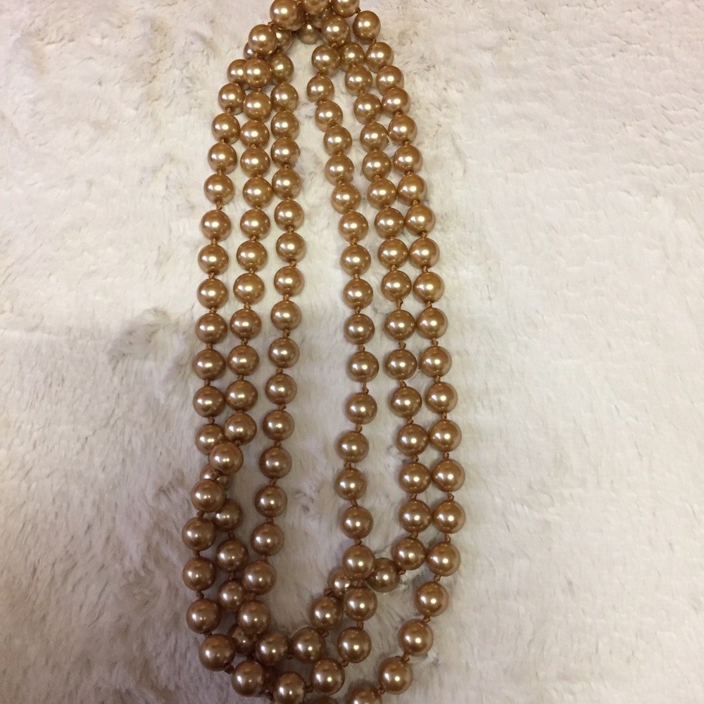 Gold pearl necklace