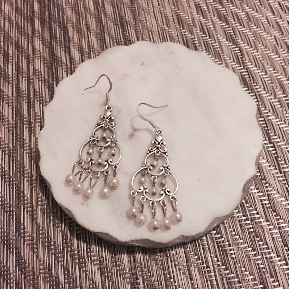 XMAS SALE!! 🎄Silver and pearl chandelier earrings