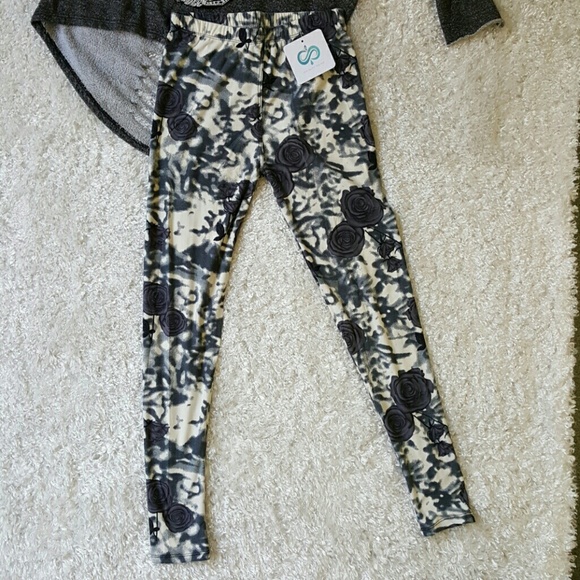 NWT! MEGA SOFT! LAST ONEPretty rose print leggings - Picture 2 of 3
