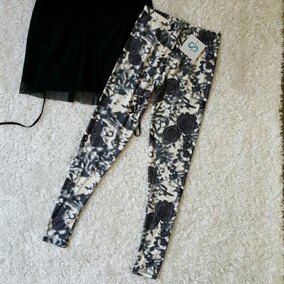 NWT! MEGA SOFT! LAST ONEPretty rose print leggings - Picture 3 of 3
