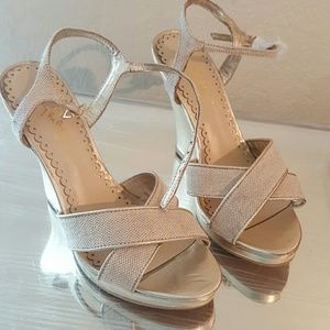 New never worn Lilly Pulitzer gold wedges