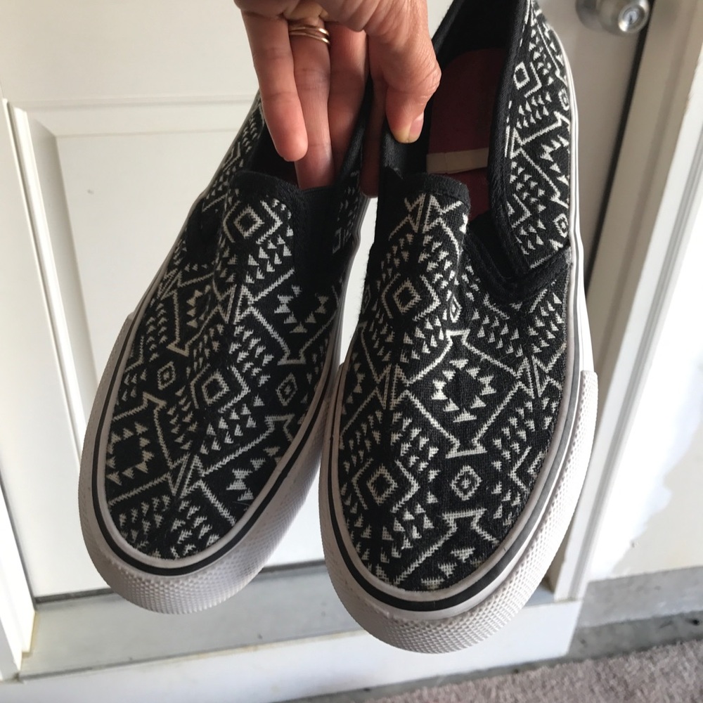 Good condition. Barely worn target tennis.