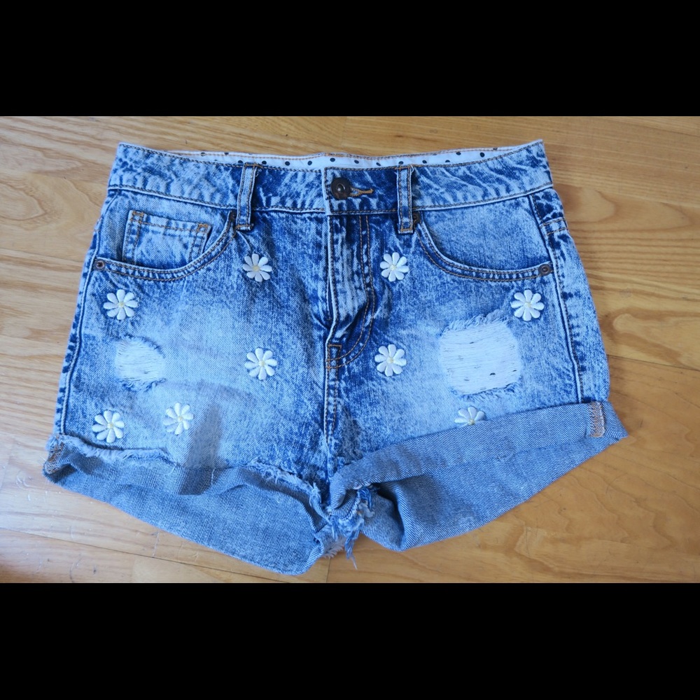 High Waisted Shorts With Daisies
