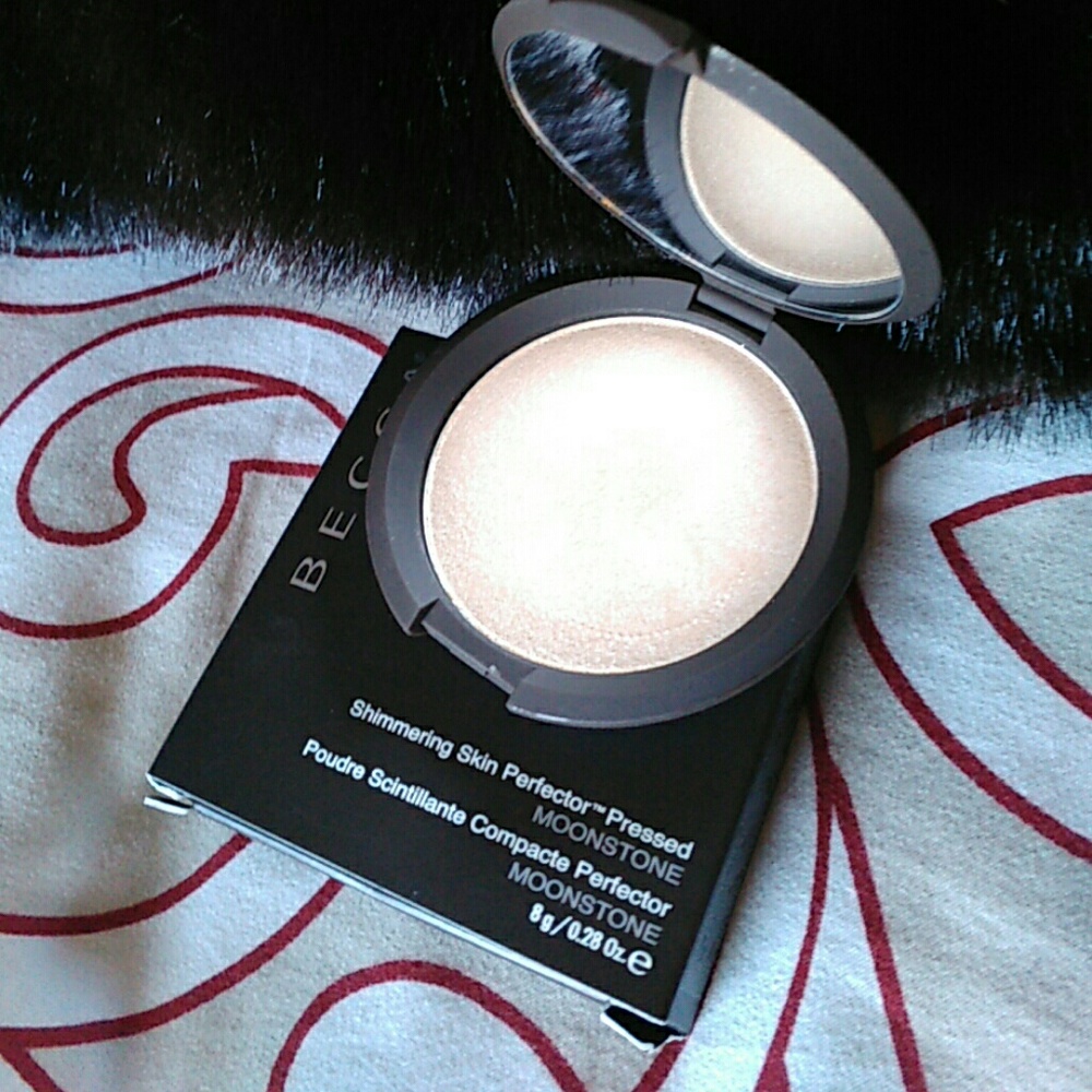 BECCA MOONSTONE HIGHLIGHTER