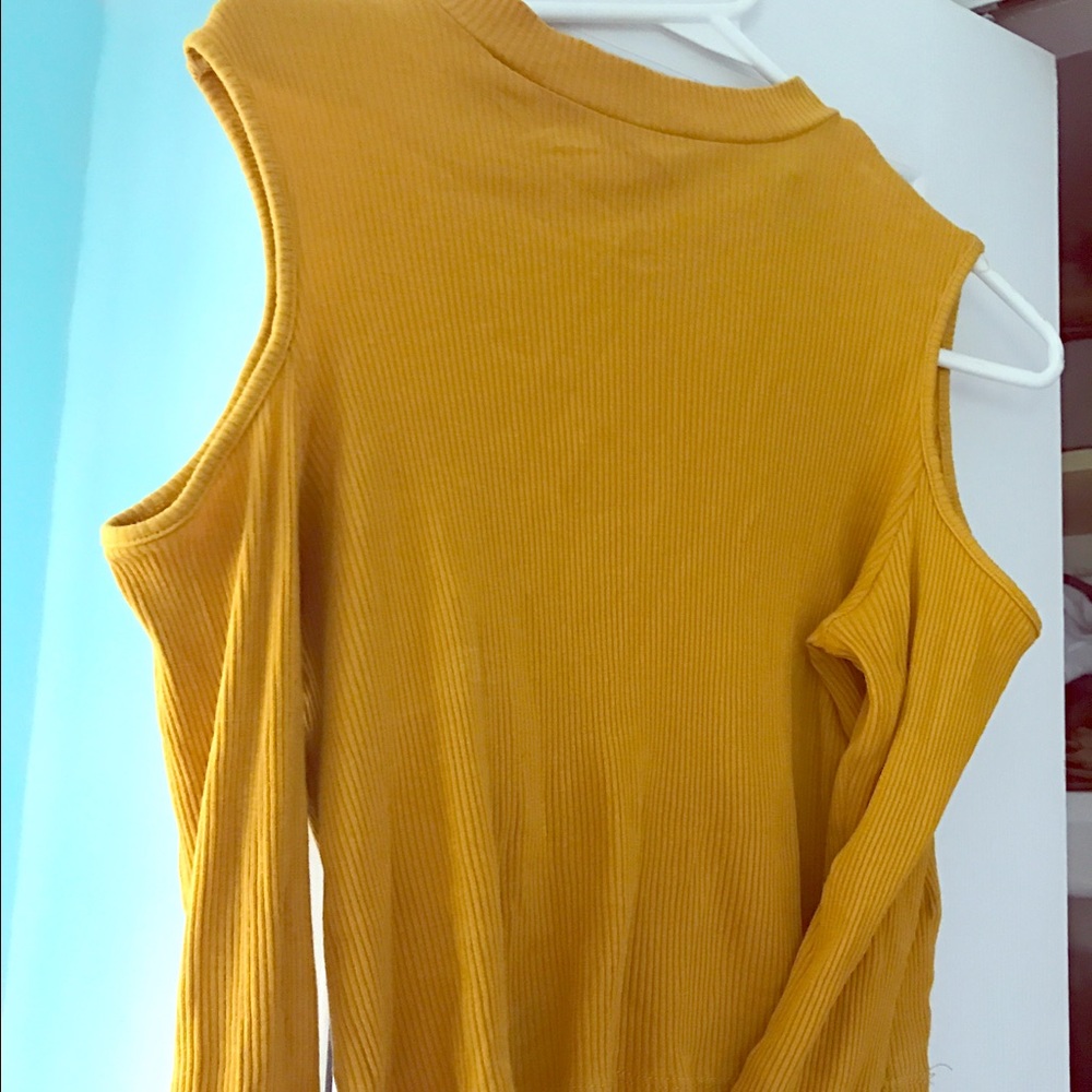H&M yellow half turtle neck cut out shoulder l