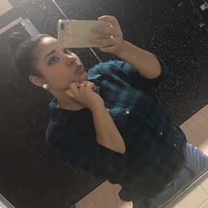 Meet your Posher, Ely manuela