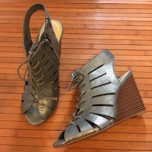 Metallic wedges
