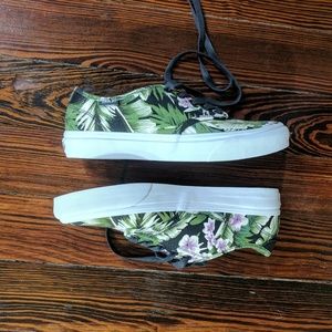 NWOT Vans Camden Floral Sneaker - Size 7