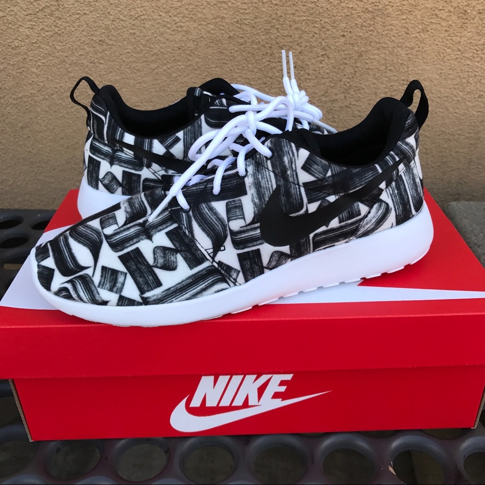 NIKE WOMENS AUTHENTIC ROSHES SZ 9.5 new - Picture 1 of 5