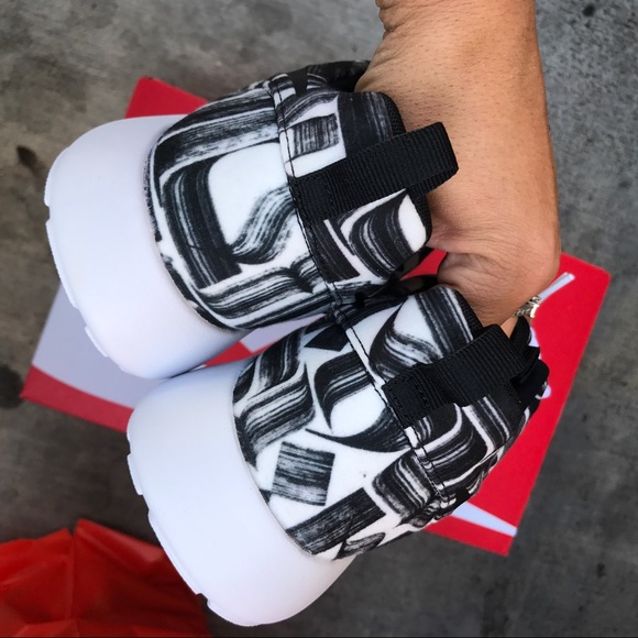 NIKE WOMENS AUTHENTIC ROSHES SZ 9.5 new - Picture 2 of 5