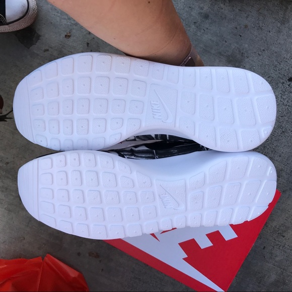 NIKE WOMENS AUTHENTIC ROSHES SZ 9.5 new - Picture 3 of 5