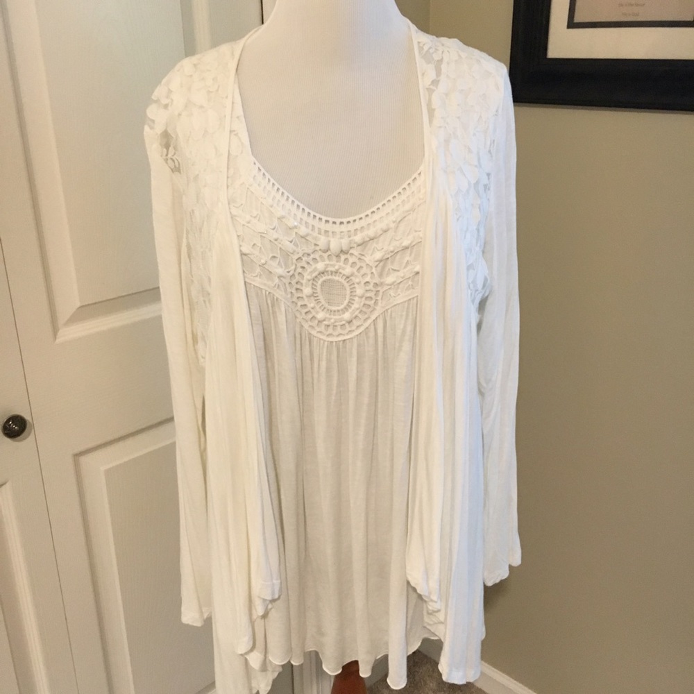 Gorgeous 2-piece lace tank and cardigan