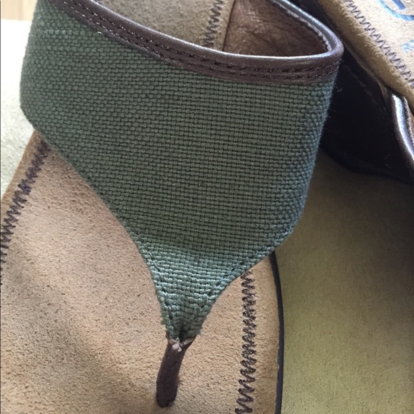 CAMOUFLAGE GREEN THONGS WITH BROWN LEATHER TRIM - Picture 2 of 5