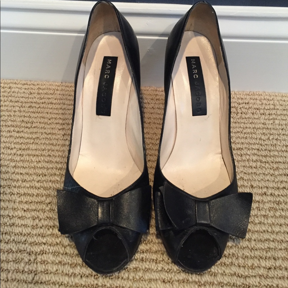 Black leather Marc Jacobs peeptoe pumps sz 9