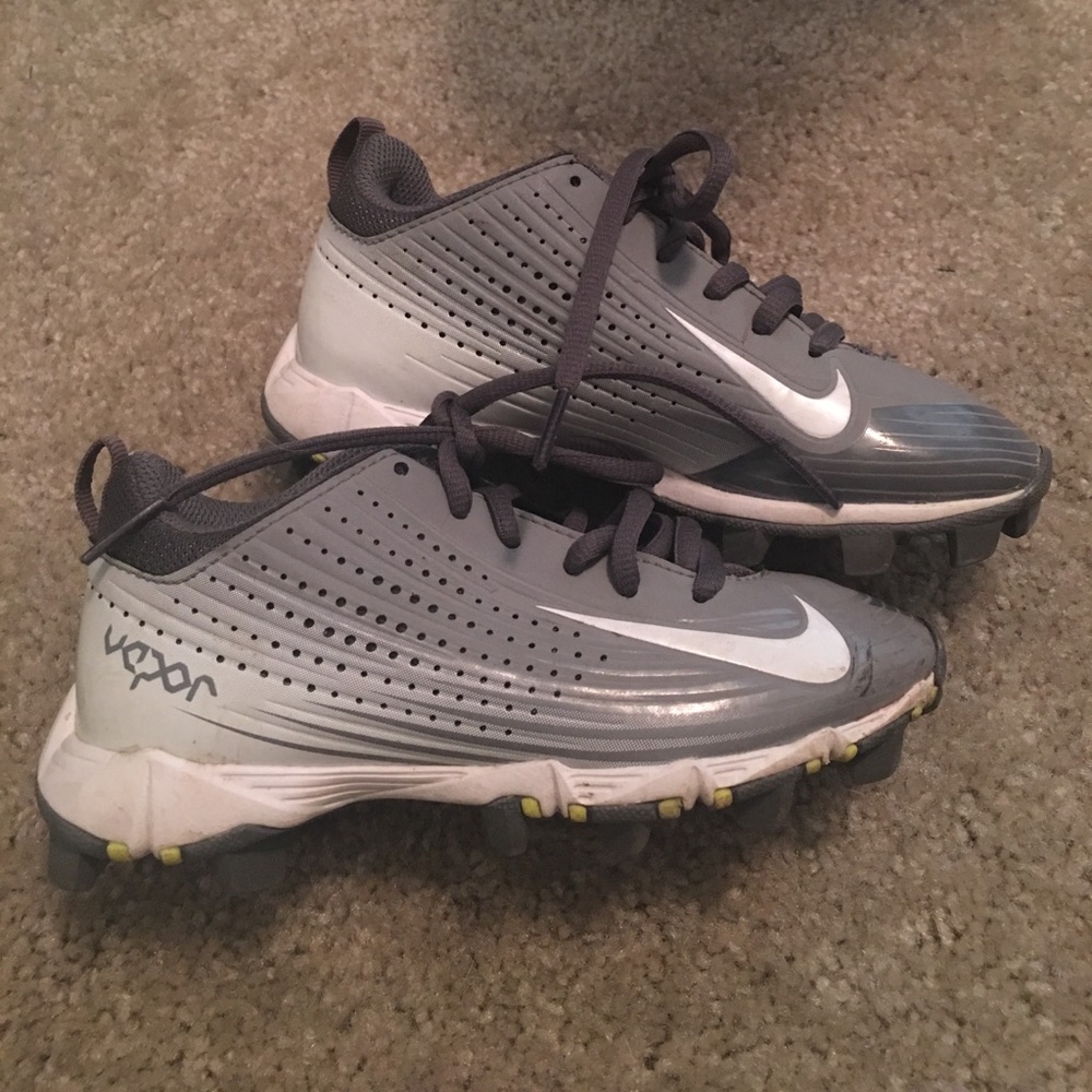 Boys Nike grey baseball cleats