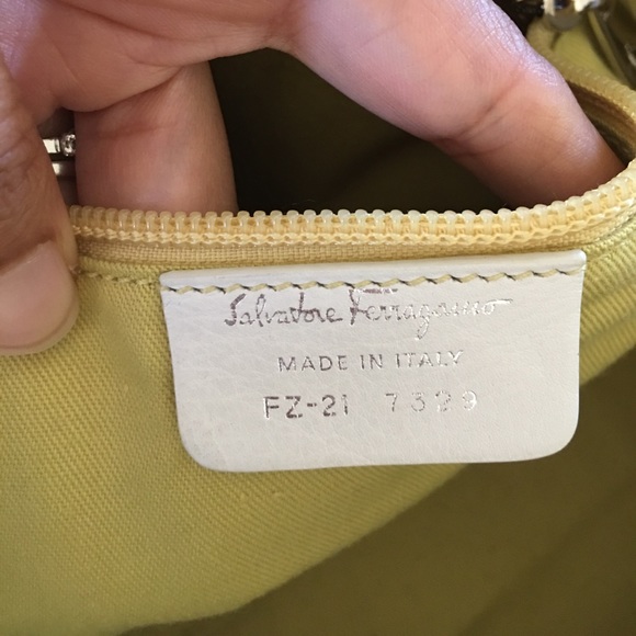 Ferragamo white leather bag - Picture 5 of 13