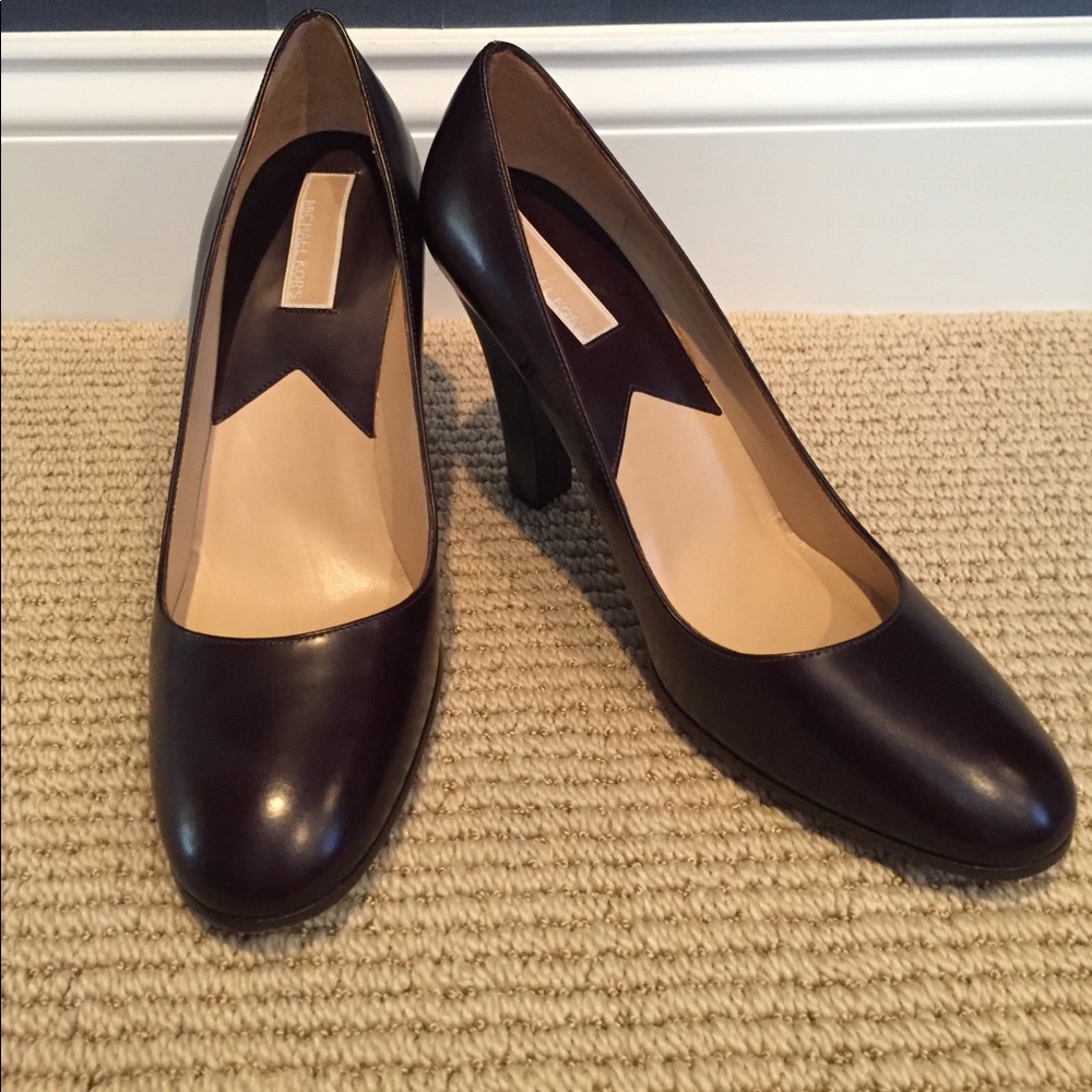 Brown leather round toe Michael Kors pumps sz 8.5