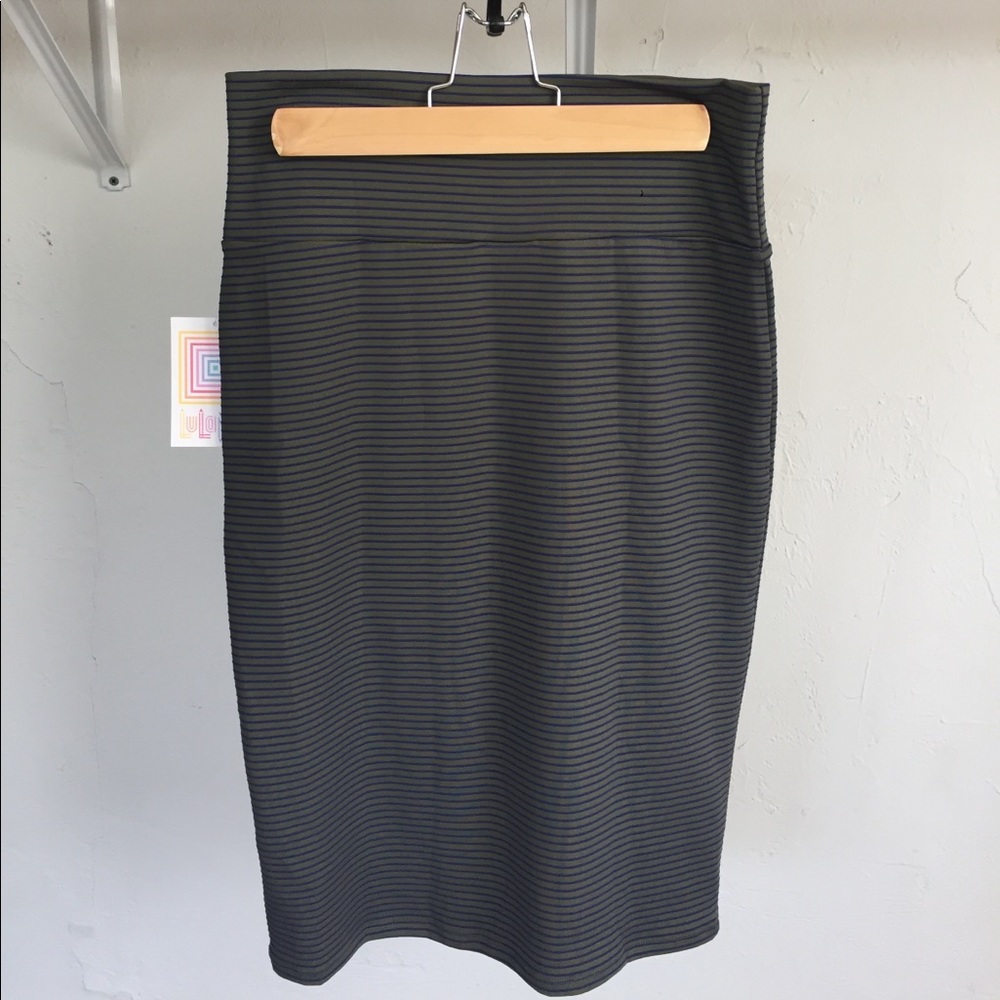 GORGEOUS BNWT Lularoe Cassie, Small