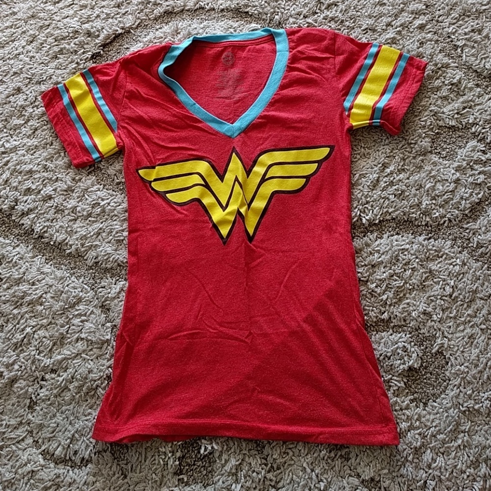 Wonder woman tee shirt small