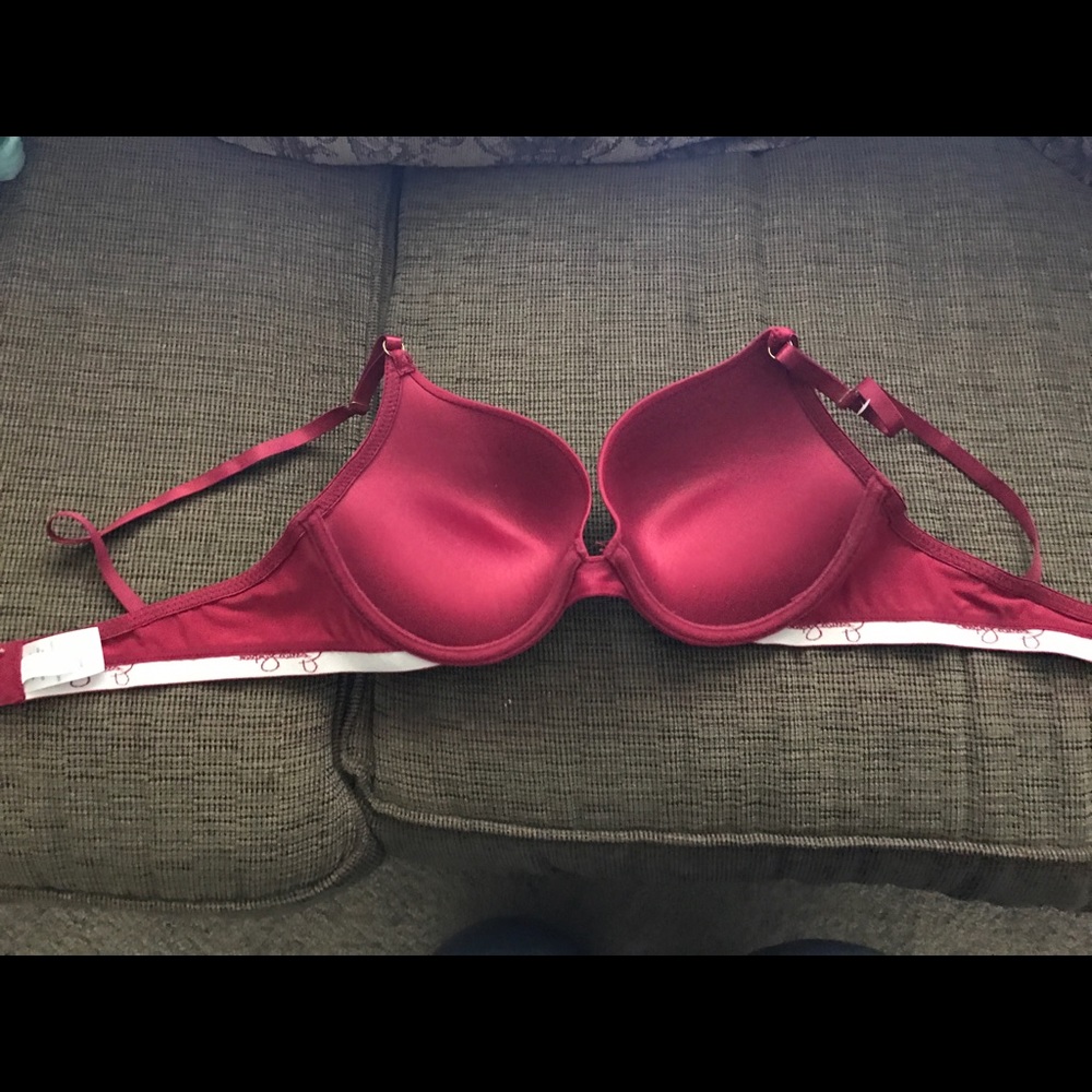 Jessica Simpson bra