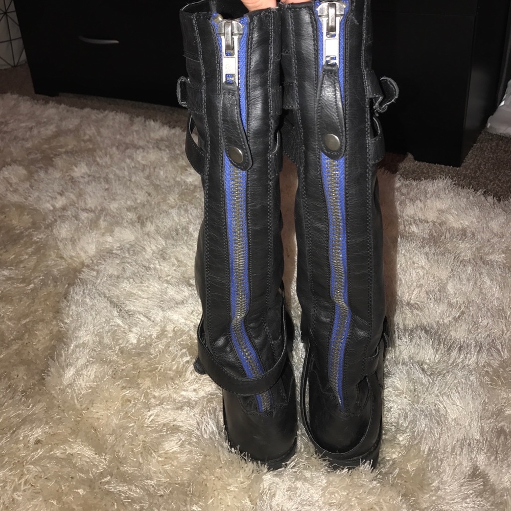 just below the knees black leather boots