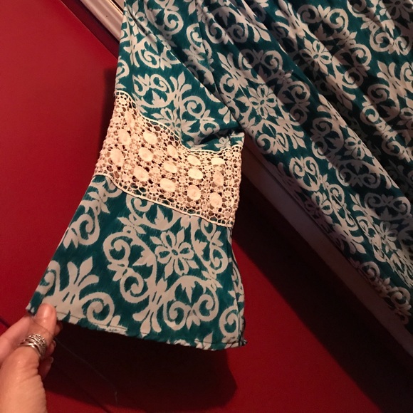 Green patterned dresses with lace cutouts on arms - Picture 2 of 2