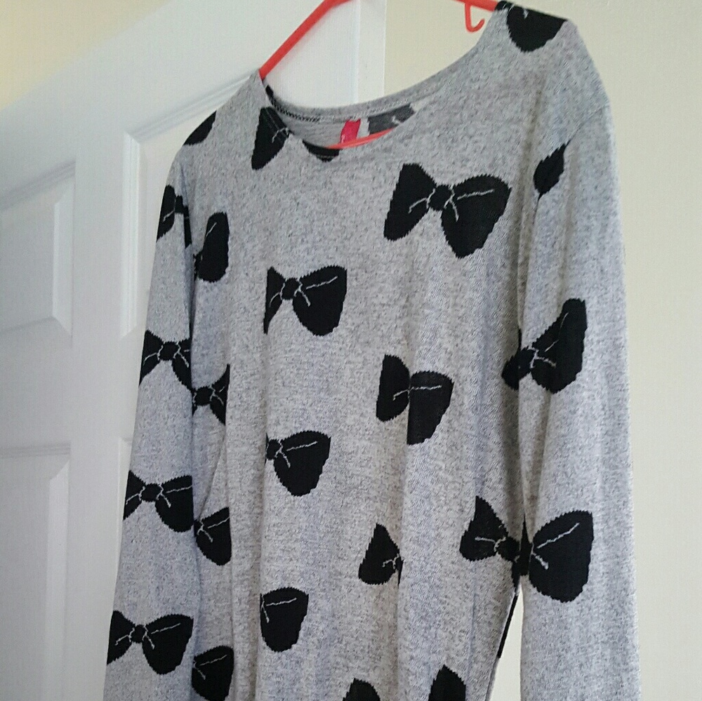 Light gray sweater with black bow ties