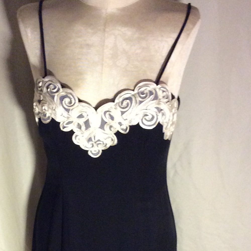 Black gown with white ribbon and lace bodice - Picture 2 of 4