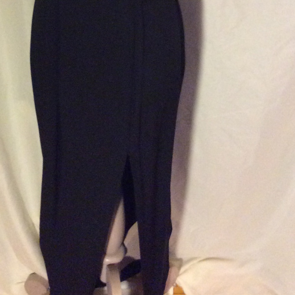 Black gown with white ribbon and lace bodice - Picture 3 of 4