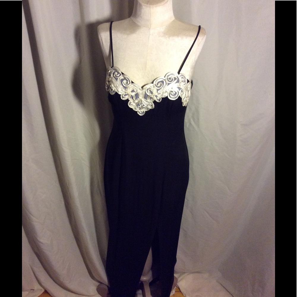 Black gown with white ribbon and lace bodice - Picture 4 of 4