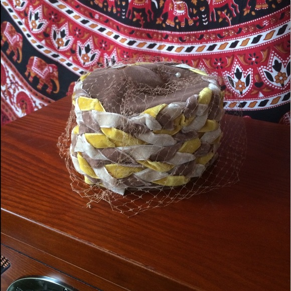 ❣️SOLD❣️Vintage Velvet Woven Hat With Netting - Picture 2 of 8