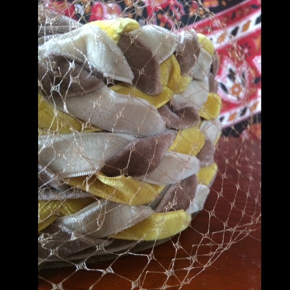 ❣️SOLD❣️Vintage Velvet Woven Hat With Netting - Picture 4 of 8