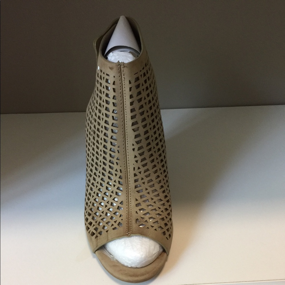 NWT Lazer cut heels - Picture 2 of 4